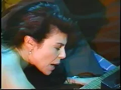 Gyönyörű lány, azt akarja, hogy egy teljes csapás, úgy, hogy vegye ki az embereket belőle, villog, majd menjen haza, és elkezdte levetkőzni a gyönyörű mellek, fenék gyönyörű dugás a buszon őket. Aztán a szuka a tapasztalat kezd szopni, nyalogatja a golyó a férfiak. Az orális szex után a kurva szorosan kezdett baszni, élvezni az erős orgazmust.