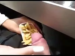 Hősünk kínál, hogy a felesége, hogy fut a konyhában. De az házi szex videók ellenállás véget ért, egy pillanat alatt az alfa úgy döntött, hogy felgyújtja a lányt a munkahelyén. Ez illeszkedik a lányhoz, majd beillesztik az análjába, a Libertine rendszeresen a seggébe.
