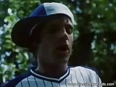 Egy nagy modell egy nagy test, úgy döntött, hogy emelje fel a szintet azok számára, akik rögzítik a megjelenés szép szolgál megjelenés, amely páratlan. Nem csinált semmi amatőr pornovideok különlegeset, csak fehér bugyit és fehér zoknit viselt. Az ing kinyitja a mellét, a gyönyörű, a baba pedig elkezdte szopni a tejet a csövön keresztül, a tejet a gyomrába öntve. Aztán meztelenül kezdett simogatni a punciját a lábával.