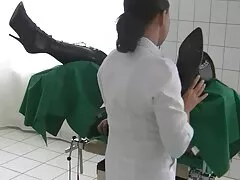 Szőke lány egy masszőr nagyon jó. Néha az ember nem csak munka, hanem néha megtéveszti ügyfeleit. Ő megdugta, majd amatőr anyukák kenjük a seggét egy hatalmas gáz befejezése után a hő. Ez a munkáról szól, és arról, hogy mit ér el a karrierje során?