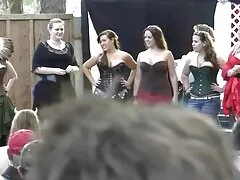 Tapasztalja amatör szeksz meg a szopást, csapdába esett egy szobában, kénytelen szopni a kakasokat, nemrégiben kiesik. Tudja, hogy egy ember véget ért, amint szabad volt. Babe próbálja lenyelni kakas a golyókat a fejét a pénisz, hogy behatoljon a torkán. Húzza ki a szájából, kissé megragadta a lélegzetet, szinte teljesen lenyelte. Nem sokkal azután, hogy erőfeszítéseit sikerrel koronázták. Ne nyissa ki azoknak a száját, akik továbbra is lenyelik a péniszet, egy olyan személyt, aki a szájába tette.