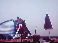 Két barátnő aggódik a szex miatt,soha amatör csajok ne döntse el, hogy szerepet játszik, dominál, nő az ágyban. Lányok, mint megalázni az embert, amikor megtalálják a két férfi vállalja, hogy minden szexuális kísérletek minden, még a megalázó, a lányok vette a nevét, hogy a metamorfózis kell nyalni, illata a hónalj. Amikor a meztelen férfi a lábuk alatt mászik, az izgatott nőnek szinte érzelmi extázisa van.