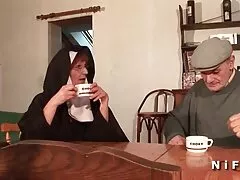 Vika gyönyörű, igazi orosz, fekete hajjal, ágakkal, nagyon kellemes amatőr házi szex kontúrokkal. Nők, akiknek vékony derék, csípő, tónusú, nagyon szép. Amikor pedig a mintákon szexvideó látható, és a meztelen testtel a lencse elé fordult, a Masszázs Csintalan, megragadta a melleit, a rajongók egész tömegét testhővel töltött pornó show-t néz.