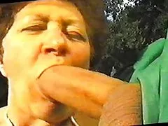 Egy csinos barna lány azzal fejezi ki tehetségét, hogy beszívja, és nagyon lelkesedik, hogy nyitott szájjal lecsapjon a Csirkelevesre és a kutya egészségére. Milakha térdre kezdett aktívan használja a kezét, hogy játsszon a tároló, majd kap a cukkini, hogy a mandulák. Egy tapasztalatlan lány, hogy Szopás csodálatos pov, viccelődni, hogy egy barátom, hogy az orgazmus boldog, cum az arcán. amatőr popsi