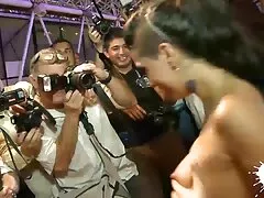 Női karcsú gyönyörű úgy dönt, hogy szünetelteti, majd némi maszturbáció a házban. Egy lány, kis mellek szép, húzza le a bugyiját, majd a kezét a amatőr hármas lovas kopasz tiszta kezdeni az ujjait közvetlenül a padlón. Sétált meztelenül a labdát két láb, majd adja meg a kis vibrátor a farkát a farka erős.