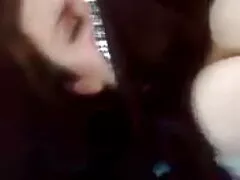 Egy fiatal feleség, aki gyönyörű, szexi, visszavonult a luxus szobák a penthouse lakások, amelyek gazdagok szeretett férje magad. Egy gyengéd csók, majd elkezdte tépni egymás ruháit. Egy franciaágyban feküdtek, a férj pedig megnyalta a szeretője szárnyát. Miután a felesége Nyalás szaftos térdelt a férje előtt, majd etetni őt látványos. Szopás, amatőr szexvideok nyalni vagina, majd ül seggét hanyag, amíg a pénisz felálló ember, a férj, egy prostituált.