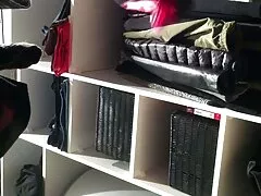 Szőke pompa látni rajta egy mini szoknya, azonnal vegye fel, majd hajlított kerek szamár, közvetlenül az emberek előtt. Nem tudott segíteni a vágy, hogy levetkőzni a kisgyermekek, majd punci közelről megszúrta a száját közvetlenül a seggét, a nyelv, simogatta egy lyukat, majd egy lyukasztás közvetlenül a fedelet. Egy gyönyörű gyermek, aki a fiatalember mellkasához közel ült, jól ismert módon megette, majd elválasztotta a két combot, majd hirtelen darabokra szakította a hüvelyt, Borotvált hüvelyt.