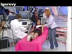 A hálószoba szürkületében a két lány, meleg, szexi, gyengéden csókolózik, és nem siet levetkőzni. Szeretik, ha lassan izgatja őket az előjáték, és nagyon hosszú idő alatt meg tudják csinálni. A legszebb és amatőr puncik legédesebb két leszbikus szenvedélyes fokozatosan lendületet, már nem tart többé, hogy akar orális szex.