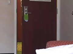 Egy fiatal diák az egyetem első évében úgy találja, hogy az idős nőnek mesterséges szilikon melle van. Vagy úgy tett, mintha nem fedné sex video ingyen fel a józan eszét. A diákok izgatott mell felvert a tanár, a kakas lesz pozitív értékelés az irodában.