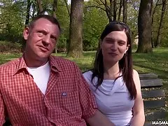 Azt mondják, egy fekete nő olyan, mint a csalás. De amatör szájba élvezés sokkal jobban szopnak. Mint egy ajándék egy fodrász shenanigans, az Egyesült Államok úgy dönt, hogy neki az ügyfelek egy szopást figyelemre méltó képernyő. Ő szopni a nagy faszt kecses, vad, majd rák lett, hagyja, hogy megsütjük szűk rések magát.