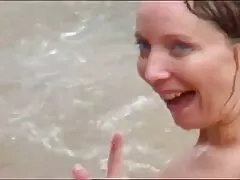Teniszező egy hosszú fonat, arc aranyos játsszák a partner hosszú ideig, amíg a végső győzelem a játékban. Most a veszteseknek meg kell szerezniük Cooney-t! Megnyalja amatőr házi sex videó a győztes hüvelyét, majd a farkát, cum az arcán.