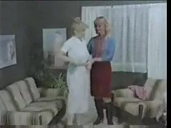 Egy gyönyörű lány, Kis Mellek vegye le pénzért dugás a szoknyát az oldalon, hogy felfedje a fedelet, zömök, kiterjeszti a lábát, hogy szexi. Aktív lány tapogatózott csikló, majd behelyezi az ujját a hüvelybe, panaszkodni, mert szórakoztató, hogy úgy érzi, a friss levegő. Bella elvesztette az irányítást a maga felett, majd lihegett vissza orgazmus után.