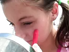 Egy egész Leszbikus tömeg gyűlt össze a lakásban, és szexis orgiát rendeztek. Kakas fogak meztelen rövid, szét a lábát, majd a barátnőd, custful Nyalás, ujj, simogatta a kalapot. Forró lány, Nyald, lány amatorszex friss tőlük, maszturbál, hogy őket, amíg az orgazmus, vonagló a padlón a buzz.