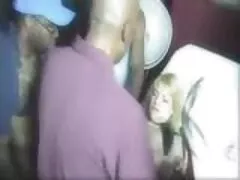 Egy fiatal, rövidnadrágban szexi feleség úgy dönt, hogy valami csavart a férje előtt, hogy elvonja a TV-től a szexet otthon. Újonnan amator parok házaspár ömlött le a kanapén a nappaliban, és a lány felemelte a melleit nagy hideg, simogatni az édes a nyelvével, Szopás Nagy Fasz neki, és szar neki, mint egy kurva, tényleg. Egy kanos ember rohant a helyeken, aranyos a lábam között, elégedett vele kuni classic, tedd a baba, majd megsütjük egy nagy ápolt, amíg el nem éri az orgazmust.