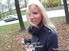 Vörös hajú a barátnőjével, hosszú haj, mint a hippik a hétvégén, hogy megmentse nagy. Vékony lányok ment, hogy baszas szex csirke barátnők menet közben kezdett gargalizáljon. Viseljen egy idegennel, aki a pár mögött ül, még mindig szexel az ágyban.