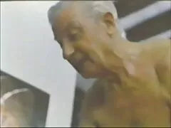 Amikor két, lelkesedéssel és kiszámíthatatlansággal teli lány rájön, hogy szeretnek egy férfival, a nővel, hogy ne vitatkozzanak róla, és megosztják vele. Kitalálnak amatör anál egy kiutat, és úgy döntenek, hogy most mindig jobbak lesznek, vagy legalábbis, miközben szeretnek benne élni, együtt fognak baszni az emberekkel. Amikor egy jóképű férfi ajánlott tornaterem férfiak szinte szótlan öröm, futott a gyógyszertár vásárolni Viagra neki az erőt, hogy ne hagyja, hogy egész éjjel.