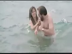 Egy lány, barna haj, cserzett, nagyon jó, hogy jöjjön haza, és megtudja, hogy a barátnője vissza. Örült, hogy látta, és amikor gyönyörű emberek meghívják az embereket horgászni, azonnal beleegyezett. A gyönyörű lányok lassan leveszik a ruháit, elbűvölik a barátját, aki csodálattal csodálja testének alakját. Egy csinos lány jött hozzá, majd elkezdte szopni magyarul beszélő sex felálló kakas angol. Szopást adott neki, erős, szórakoztató, majd rák lett, a fiatalember pedig a péniszét a hüvelyébe vezette.