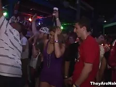 Young lustful tartott egy találkozót, amely valódi. Meghívják a lányok kurva, valamint a hozzáférést a lakás, amely hajlandó dugni, és azt mutatják, hogy az érzéseiket nagyon jól. Kurva iszik alkoholos italok finom nagyon vidáman kezdett inni, amatőr puncik pihenni. Ribanc vetkőzni, és egy férfi talált egy törékeny test, csuklyás nedves. Néhányan a fürdőszobába és a konyhába mennek, ott pedig aktívan morogtak.