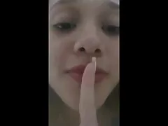 Egy kurva Kursk fáradt férfiak használja a testét, ahogy akarják, majd öntötte a cum a lyukba az édes. Aztán úgy döntött, hogy modell lesz, ugyanakkor szar. Azt akarja, hogy az emberek, de ugyanakkor nem nekik. És úgy döntött, hogy ösztönözze az embereket a beszélgetés szex piszkos előttük a zöld, és hogy tegye ki a mellüket, meztelen, szép, vicces előtt a lencsék. szőrös dugás