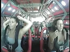 Egy gyönyörű lány bikini rózsaszín ma úgy döntött, hogy játszani a háziasszony, a szobalány volt a barátaival. A lányok a szerepe a szex rabszolga. Az örökös hétfőn kiderült, hogy gazdag képzelőerővel rendelkező nő, és úgy döntött, hogy mindenben elkezdi a gyermek megalázását, sőt egy darab hazi sex gézet is elrejtett a szájába. A lányoknak minden sértést viselniük kell, mert a BDSM szabályai szerint nem hagyhatja el a forgatókönyvet.